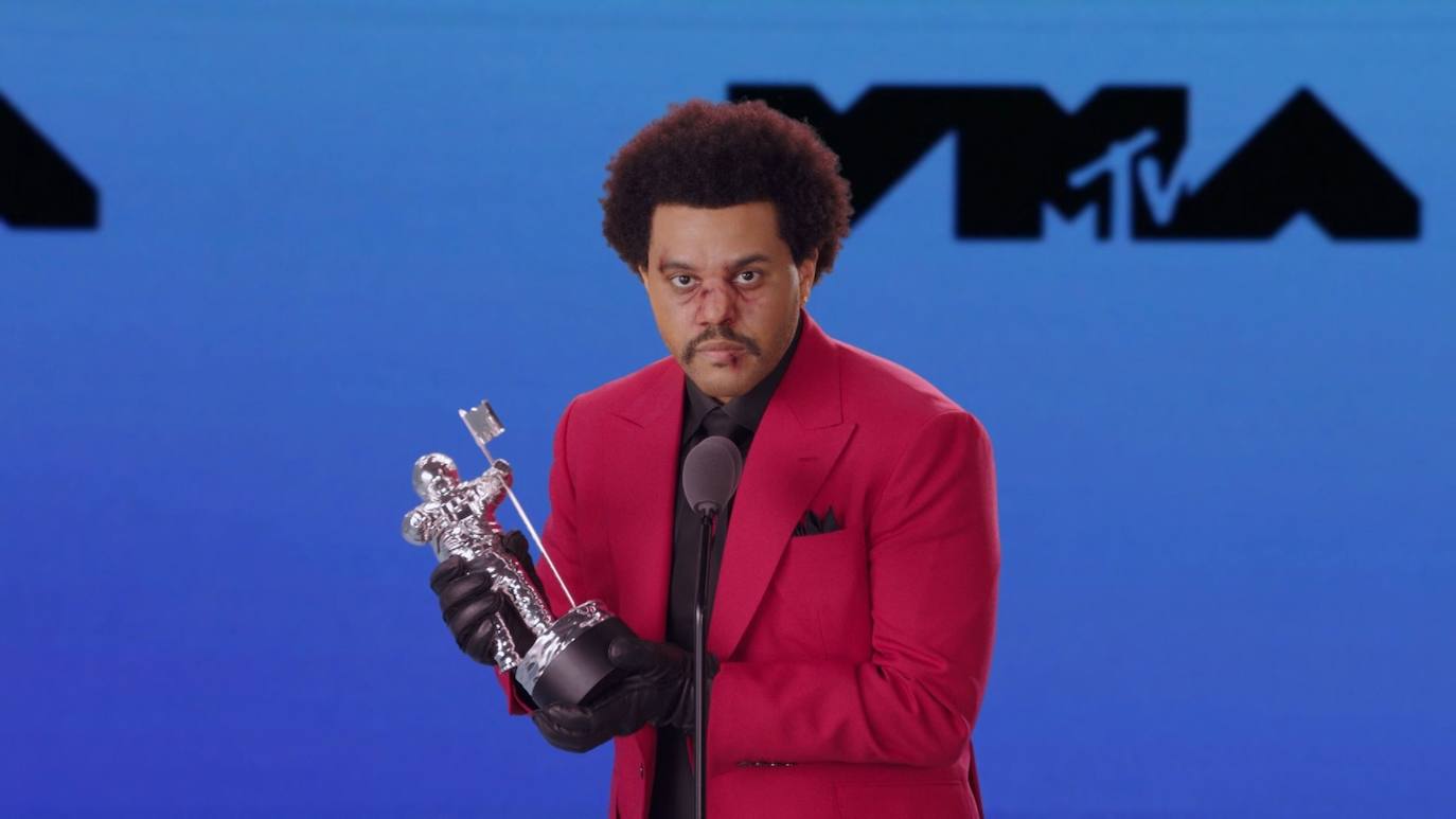 The Weeknd recibe el premio a 'Mejor R&B' del 2020 en la ceremonia de entrega de los MTV Video Music Awards (VMA) 2020, en Nueva York (EE.UU)
