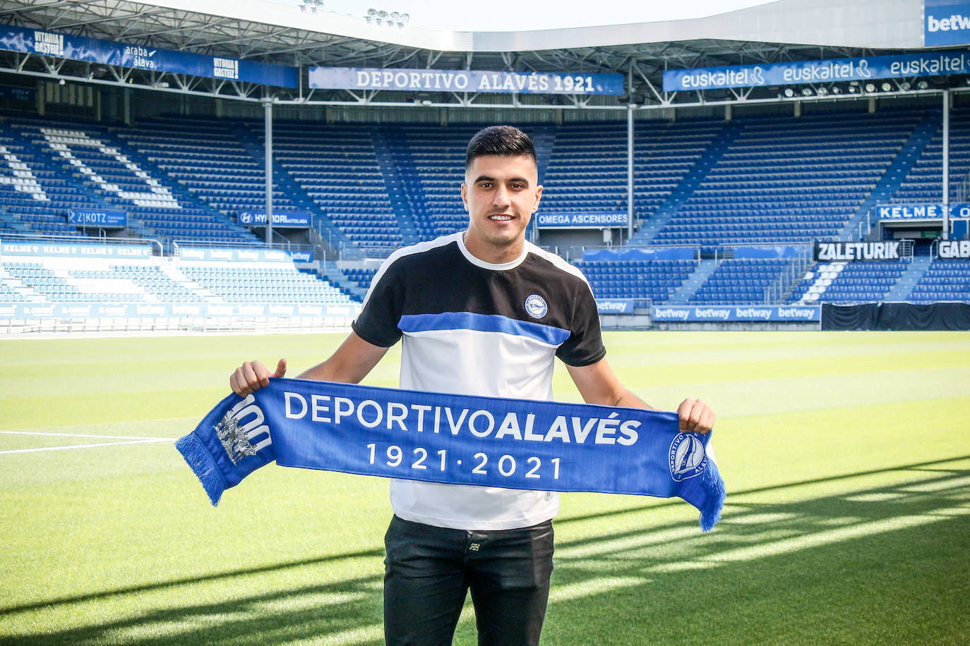 Battaglia, durante su presentación con el Alavés. 