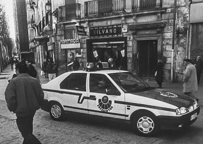 Imagen secundaria 1 - El nagusi Enrique Sarasa controla la salida de los ertzainas. Abajo, un Renault 19 por una calle de Vitoria. Y Atutxa y Cuerda en un acto de promoción del despliegue. 