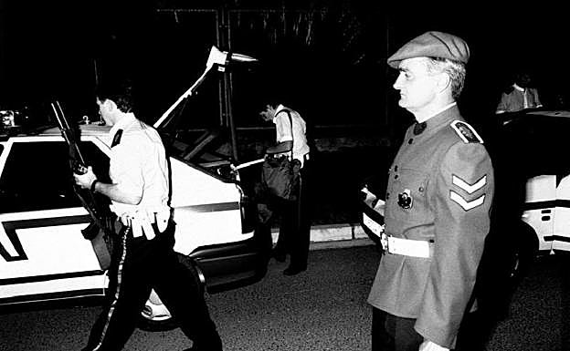 Imagen principal - El nagusi Enrique Sarasa controla la salida de los ertzainas. Abajo, un Renault 19 por una calle de Vitoria. Y Atutxa y Cuerda en un acto de promoción del despliegue. 