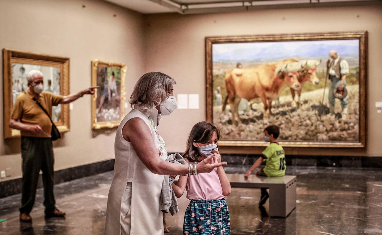 Visitantes en la reapertura del Bellas Artes de Álava el pasado junio. 