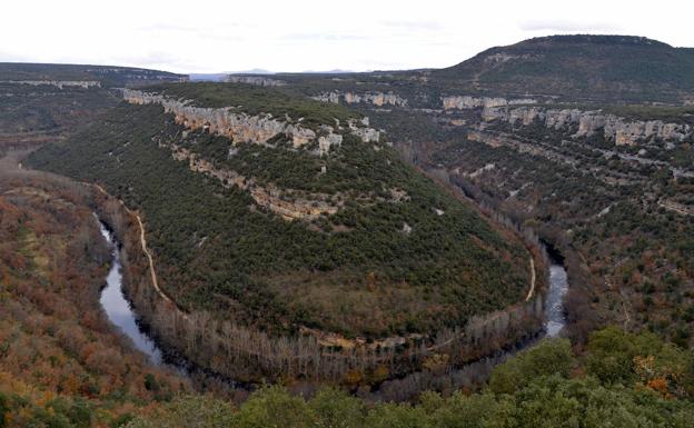 El río Ebro forma un espectacular meandro en el municipio de Pesquera de Ebro.