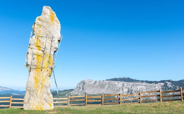 Menhir de Kurtzegan, con Itxina al fondo.