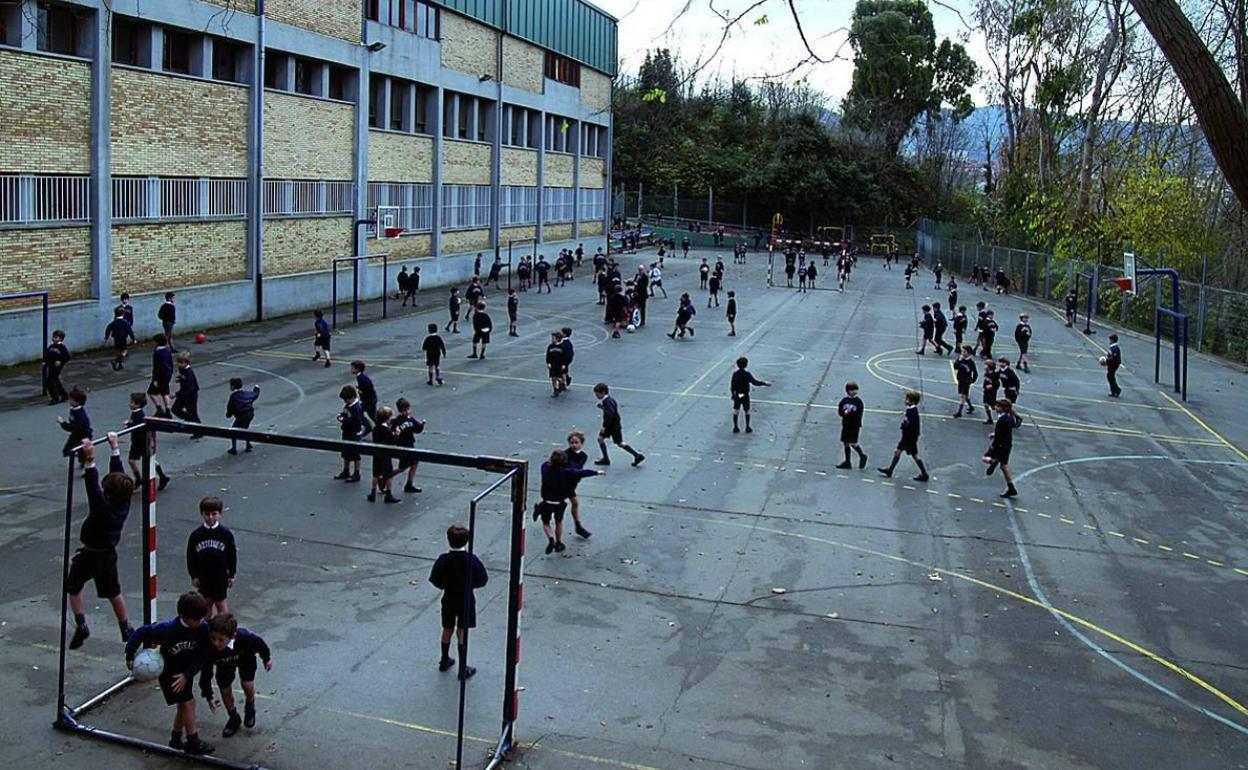Imagen de archivo de niños de un colegio vizcaíno jugando el patio. 