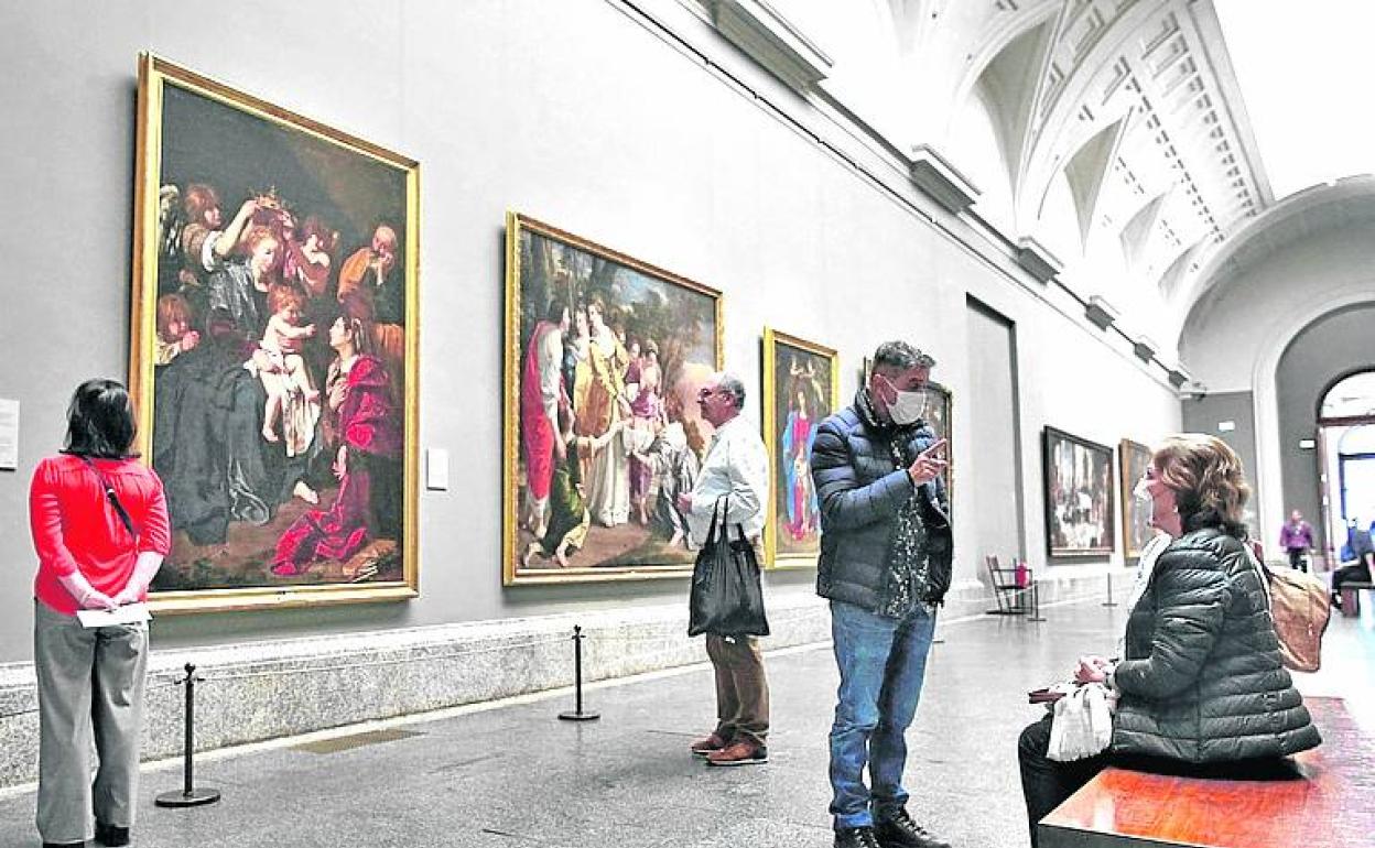 Un pequeño grupo de personas en el Museo del Prado. 