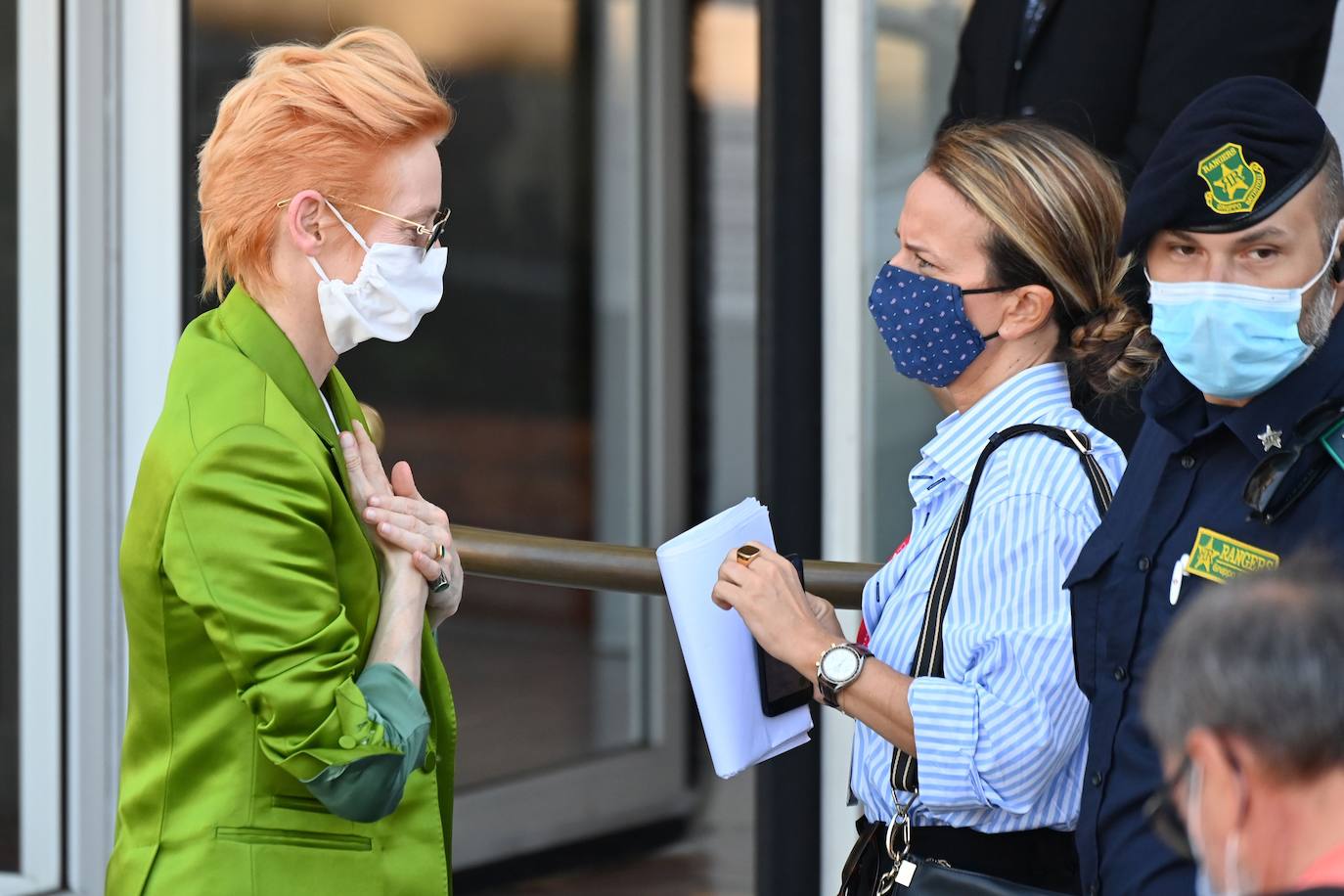 La actriz británica Tilda Swinton, habla con un asistente cuando llega al Hotel Excelsior el segundo día del 77 ° Festival de Cine de Venecia