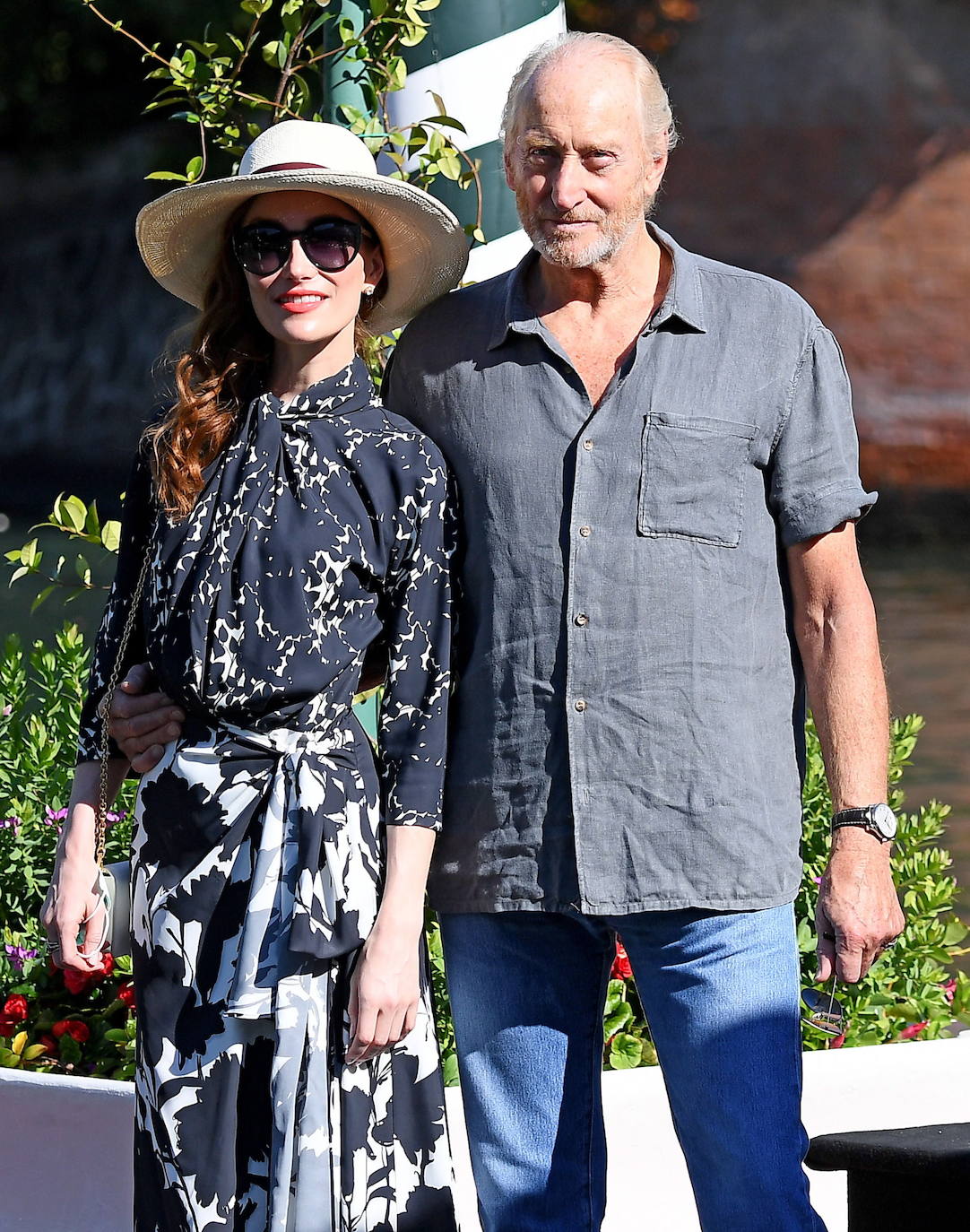 La actriz holandesa Lotte Verbeek y el actor británico Charles Dance llegan a Lido Beach para el 77 ° Festival Internacional de Cine de Venecia