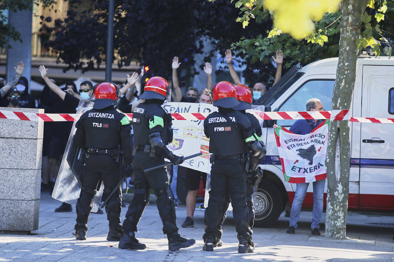 Fotos: Disturbios en Santurtzi durante un acto de Vox en Santurtzi