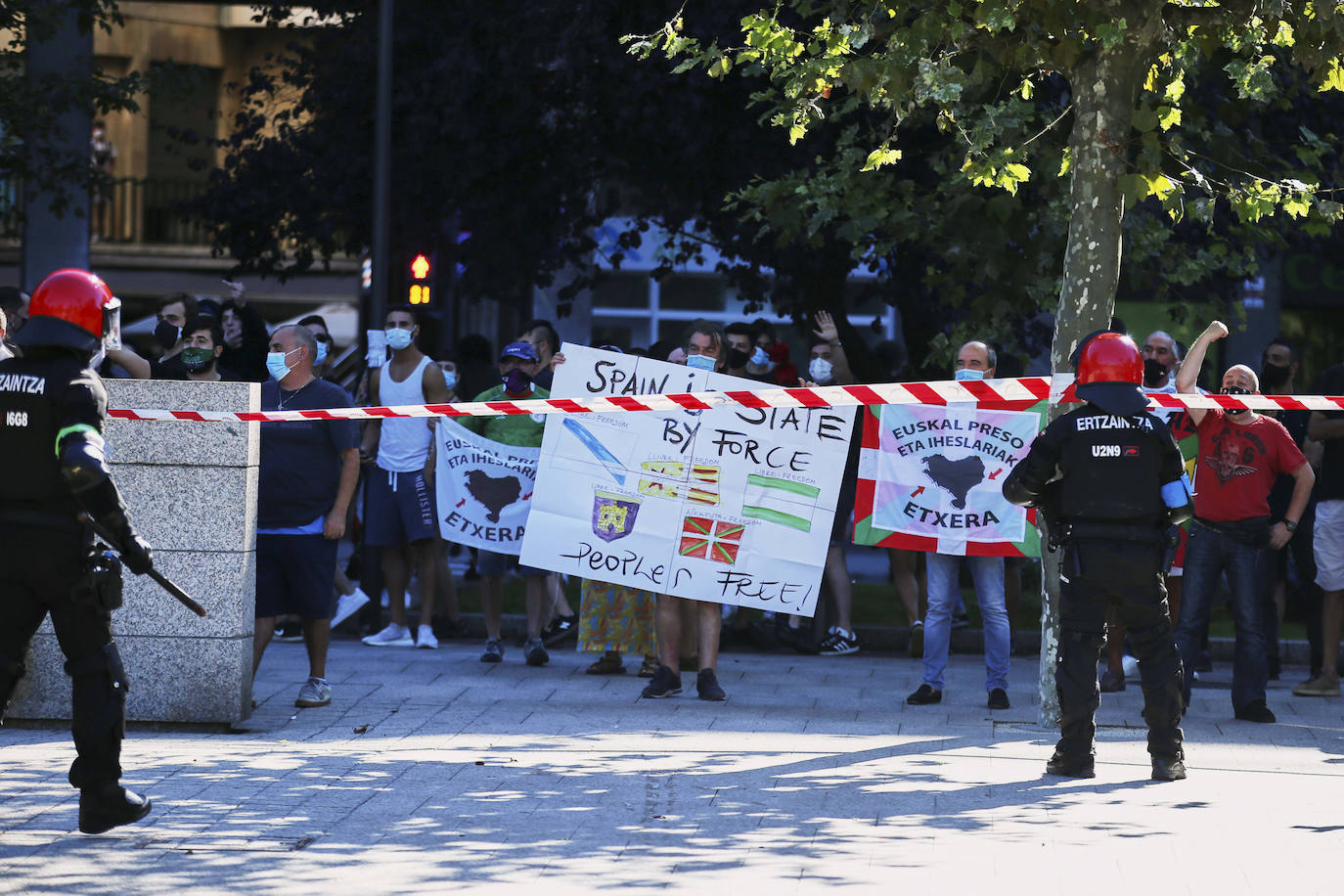 Fotos: Disturbios en Santurtzi durante un acto de Vox en Santurtzi