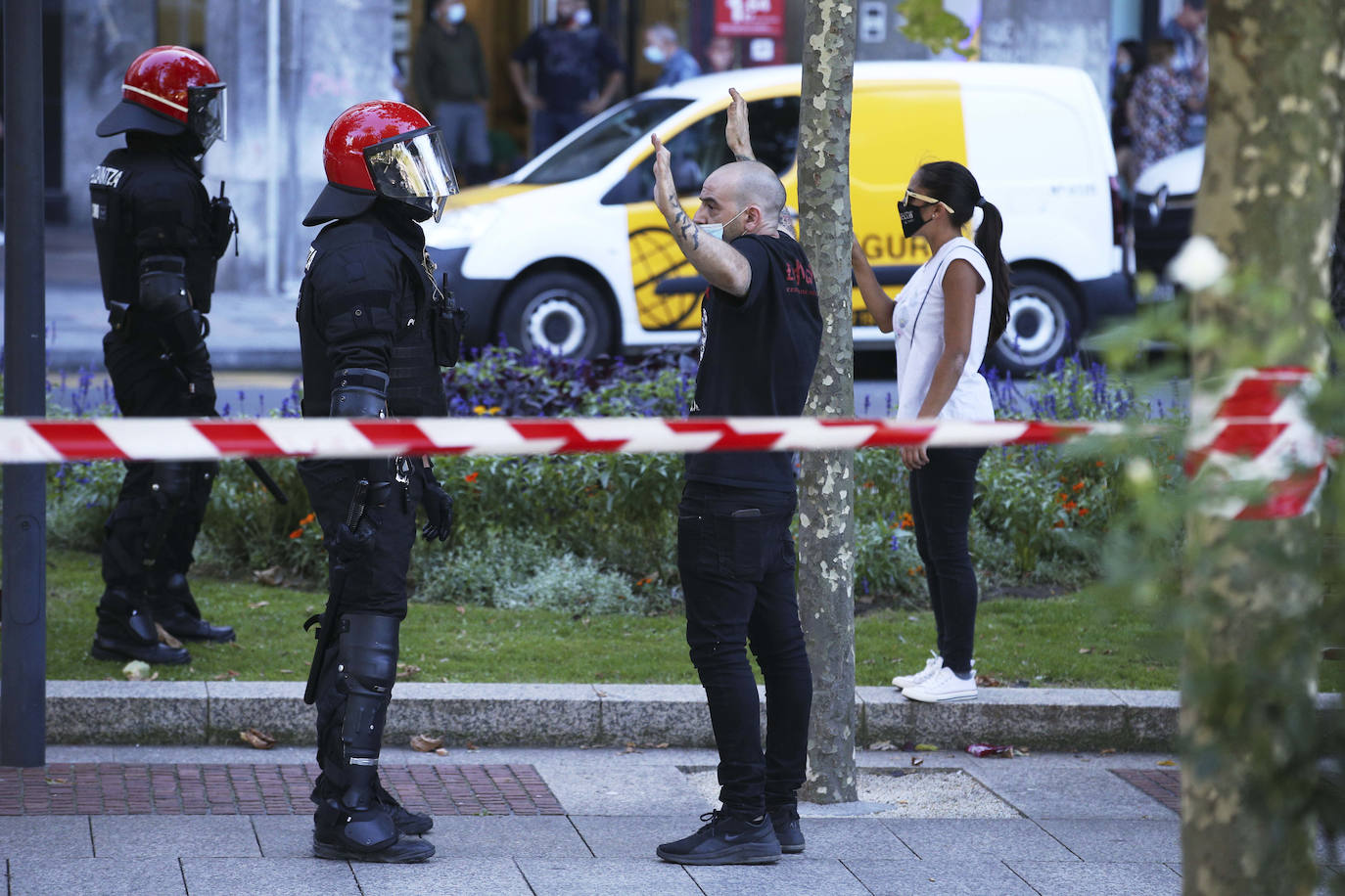 Fotos: Disturbios en Santurtzi durante un acto de Vox en Santurtzi