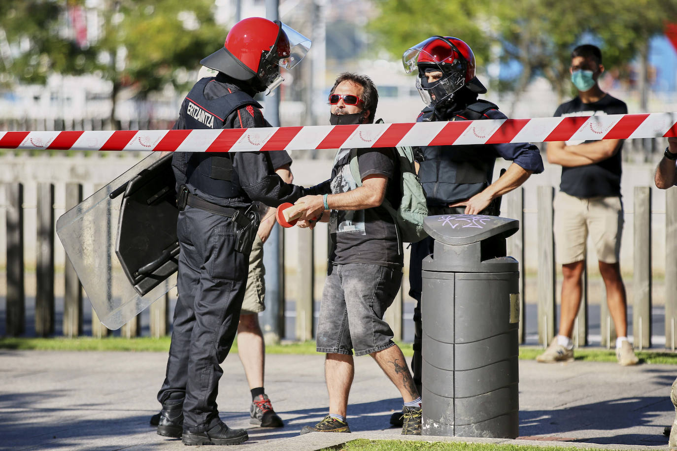 Fotos: Disturbios en Santurtzi durante un acto de Vox en Santurtzi