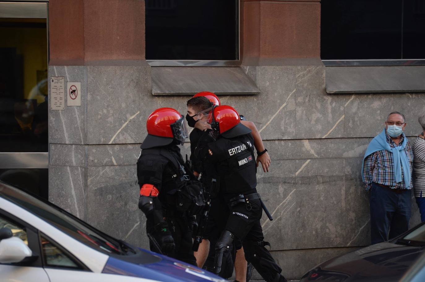 Fotos: Disturbios en Santurtzi durante un acto de Vox en Santurtzi