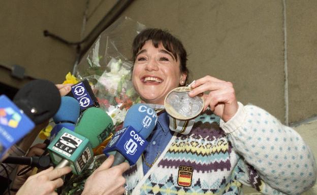 Celebrando el bronce olímpico nada más aterrizar en Madrid. 