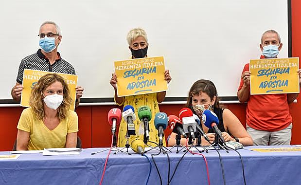 Representantes de todos los sindicatos de enseñanza durante su comparecencia en Bilbao 