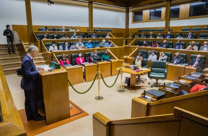 Momento de la exposición de Urkullu en el Parlamento vasco.