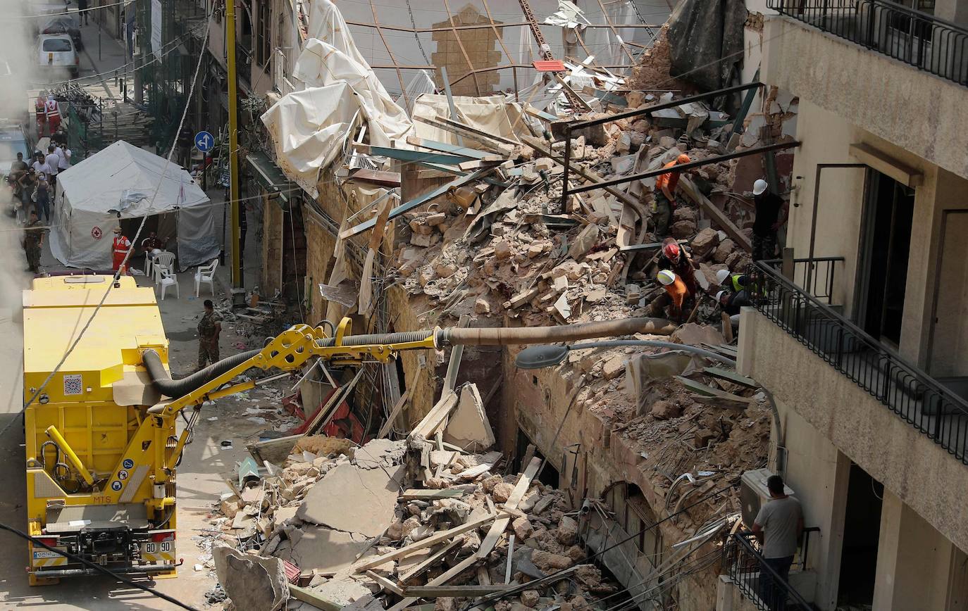 Fotos: Equipo de rescate busca entre los escombros sobrevivientes en Beirut