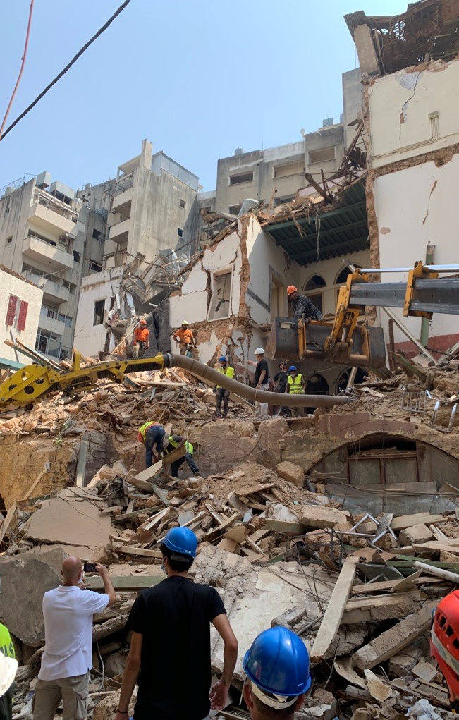 Fotos: Equipo de rescate busca entre los escombros sobrevivientes en Beirut