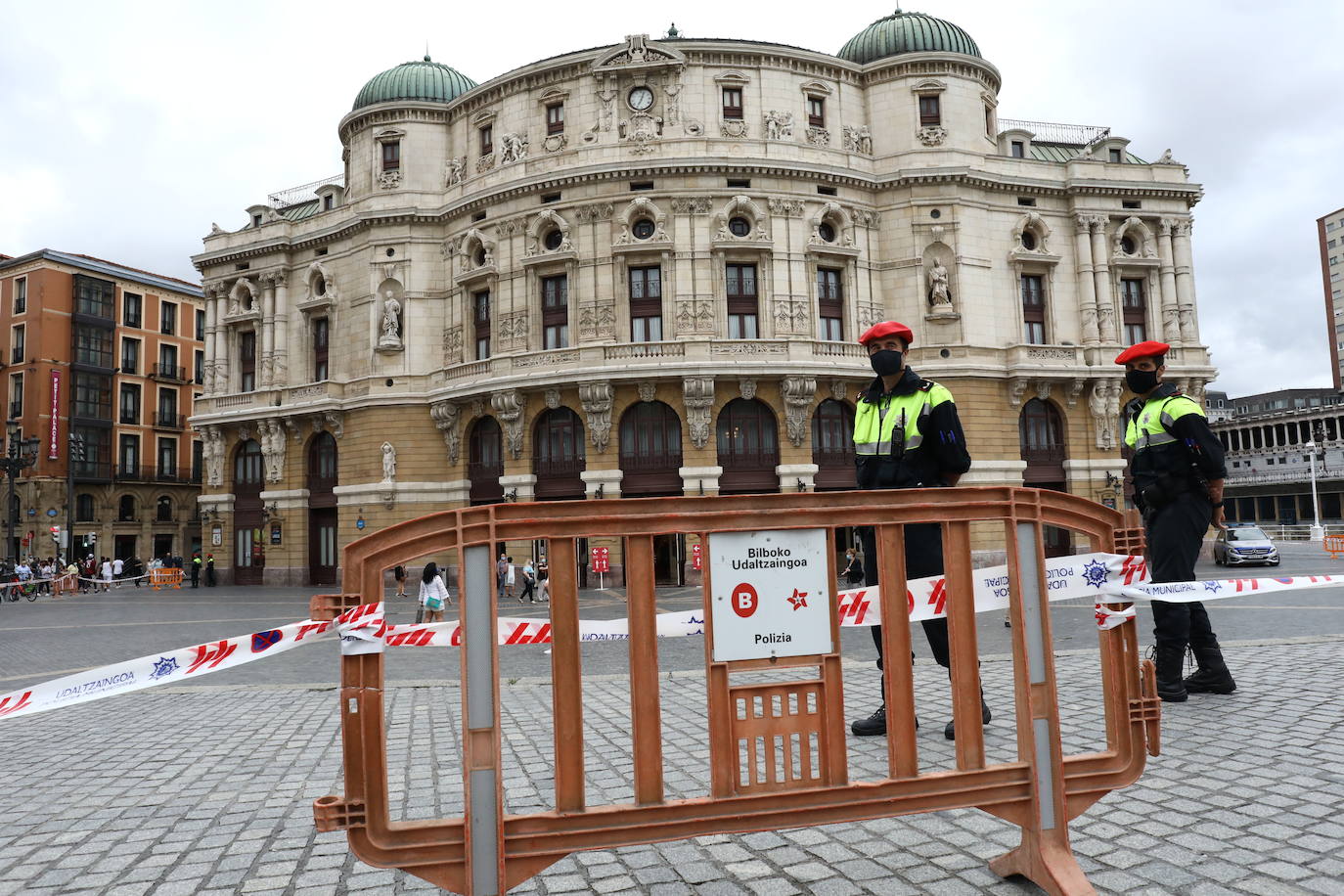 Arriaga antzokiko plaza moztuta, Bilboko ez jaietako ez 'txupinazoa'n.