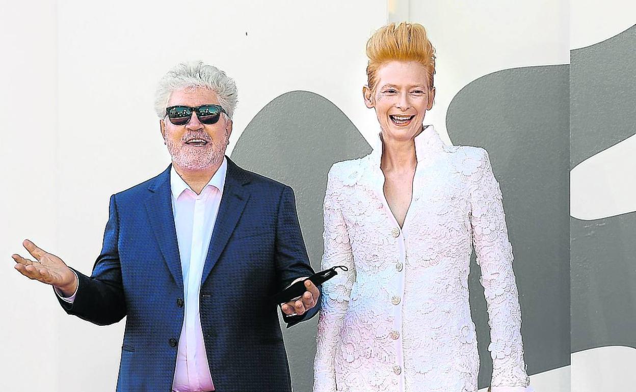 Pedro Almódovar y la actriz británica Tilda Swinton,ayer en la Mostra de Venecia. 