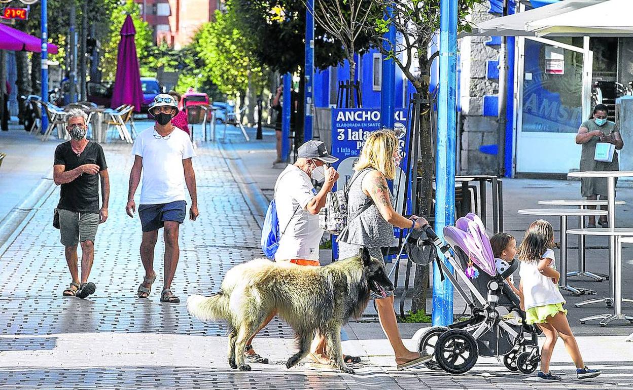 Los vecinos de Santoña y veraneantes que están confinados asumen con resignación la medida para evitar la propagación del coronavirus.