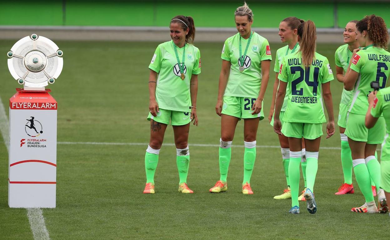 Jugadoras del Wolfsburgo antes de levantar el trofeo de campeonas de la liga alemana de la pasada temporada. 