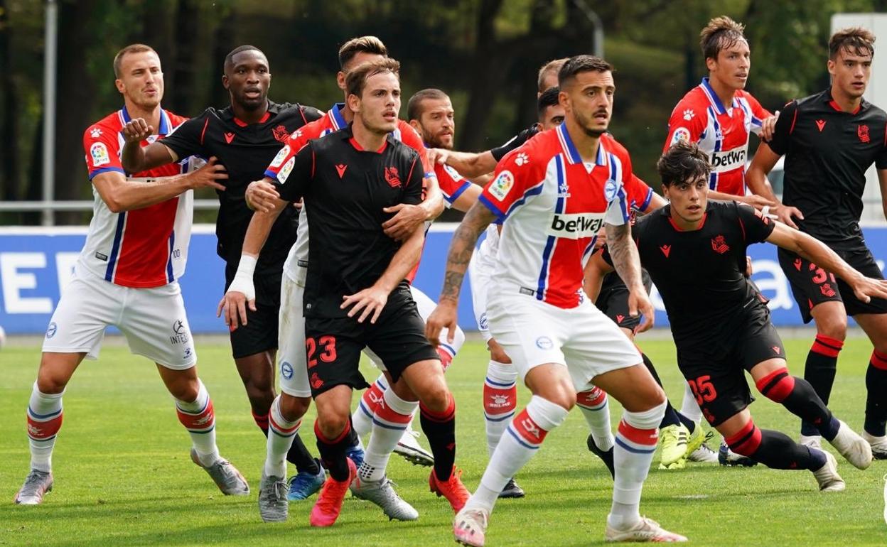 Joselu defiende una jugada a balón parado. 