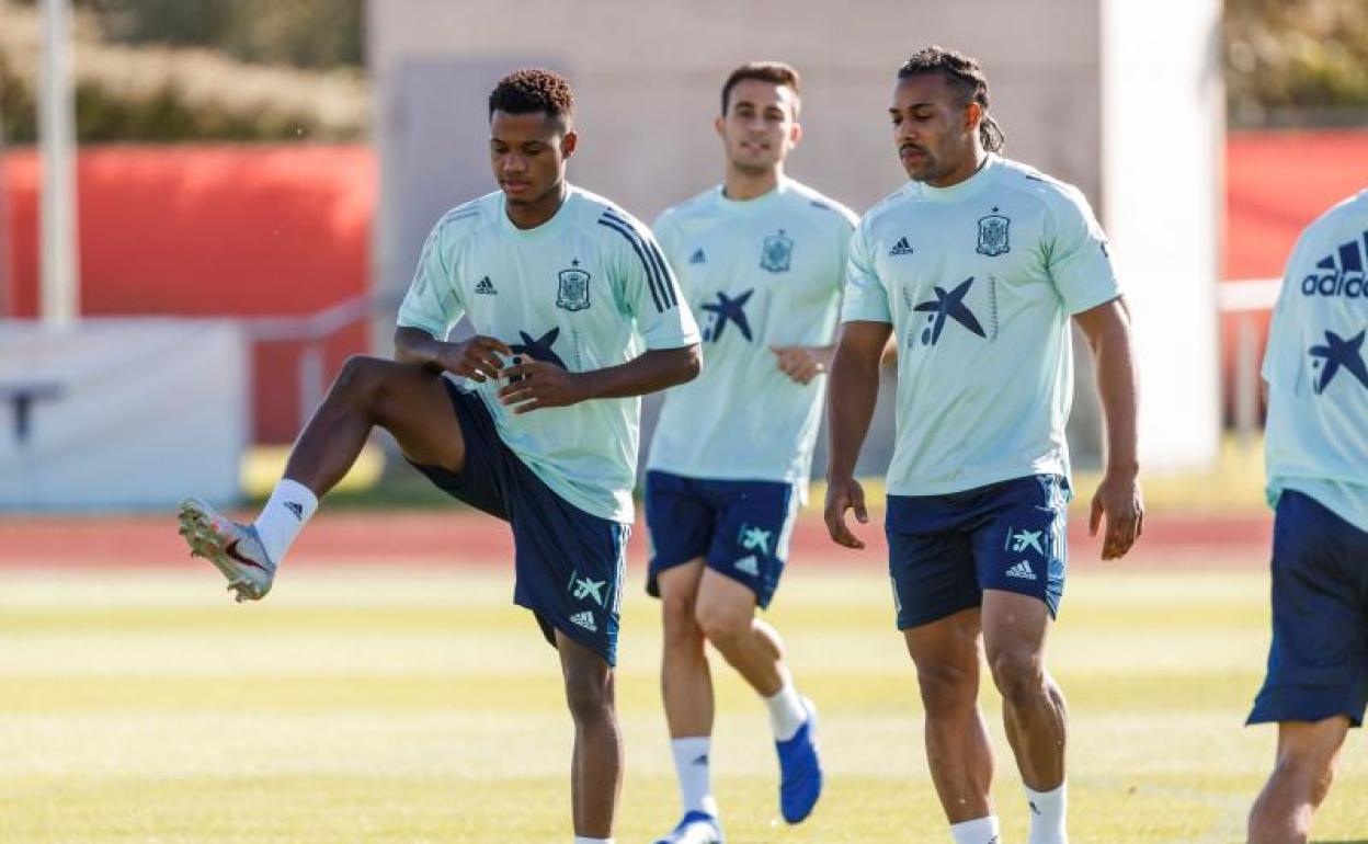 Adama Traoré (d), junto a Ansu Fati y Eric García en un entrenamiento con España.