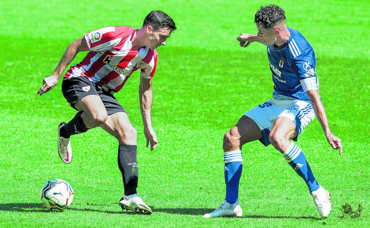 Zarraga, autor del primer gol, intenta superar a un rival del Oviedo.