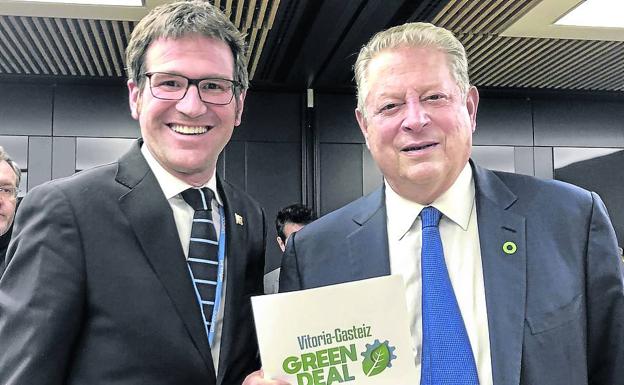 Cumbre del Clima. El alcalde Gorka Urtaran entregó su Pacto Verde al expresidente de EE UU Al Gore en diciembre en Madrid.