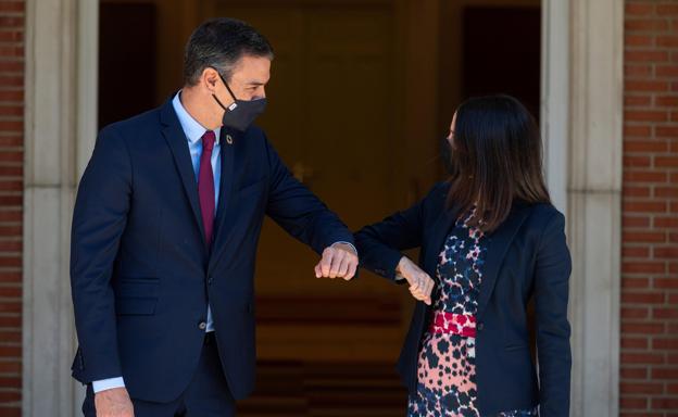 Pedro Sánchez saluda a Inés Arrimadas.