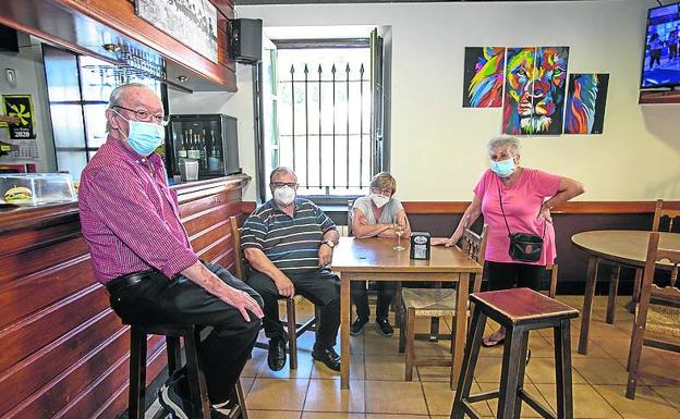 La vida social en Gizaburuaga gira en torno al único bar del pueblo.