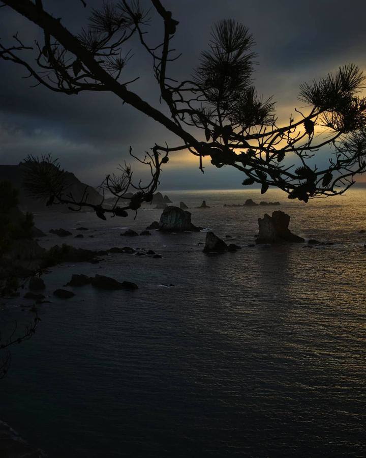 El crepúsculo visto desde la Playa del Silencio.