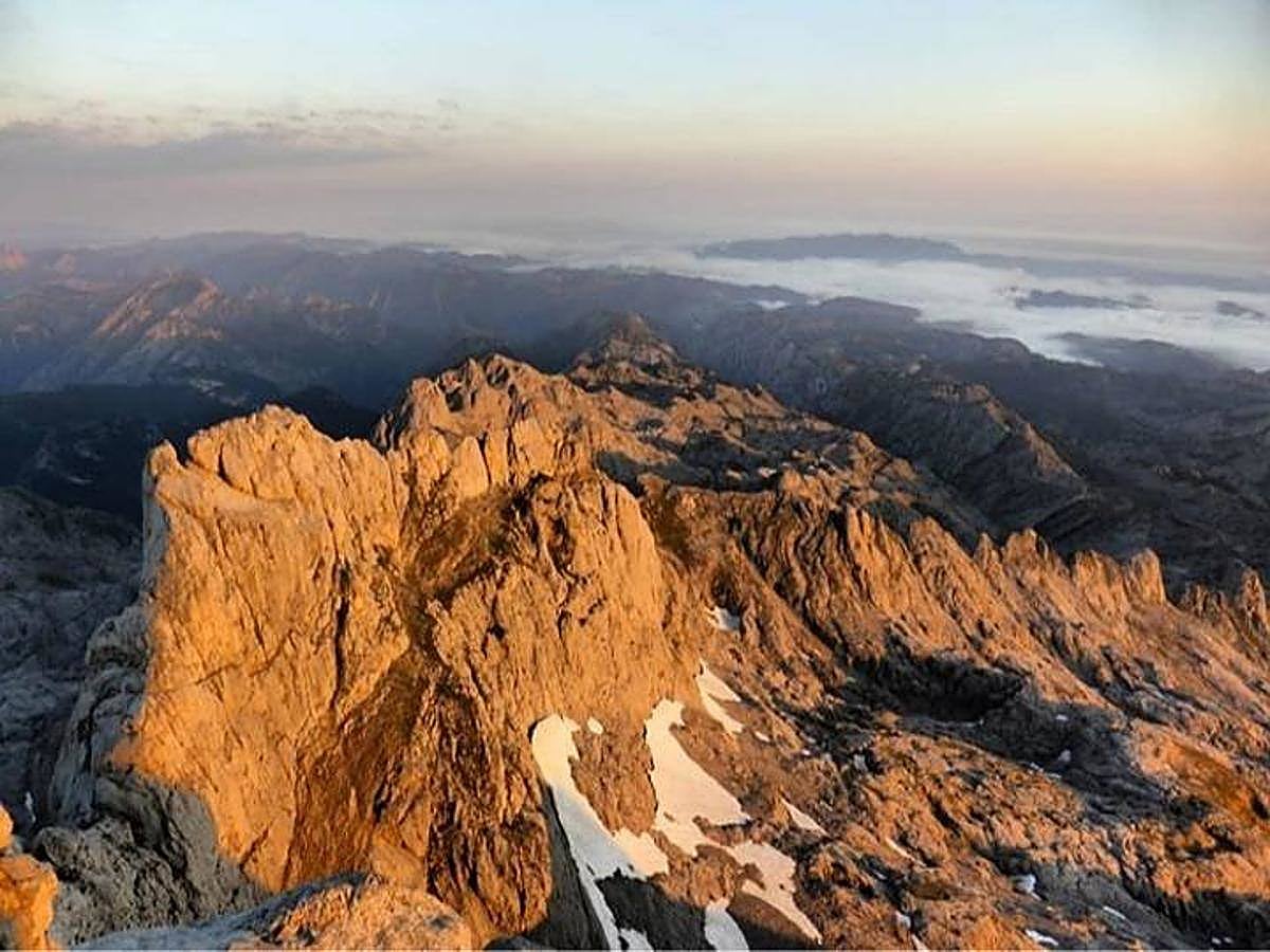 Amanecer también desde la cumbre de Peña Santa de Enol (2.486 m) con vistas a la arista de los Argaos en Picos de Europa.