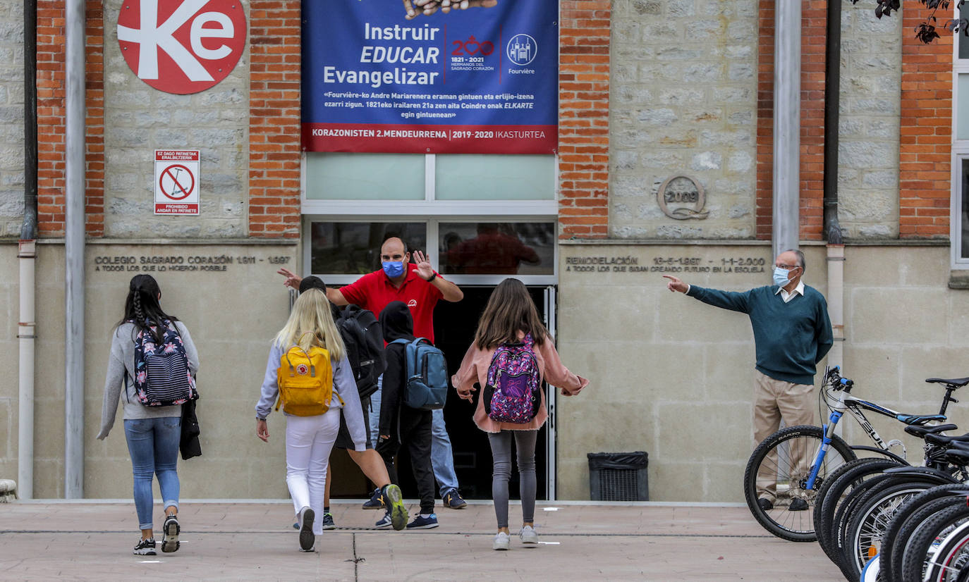 Un profesor de Corazonistas da indicaciones a los alumnos en este atípico primer día de vuelta al cole en plena pandemia del coronavirus.