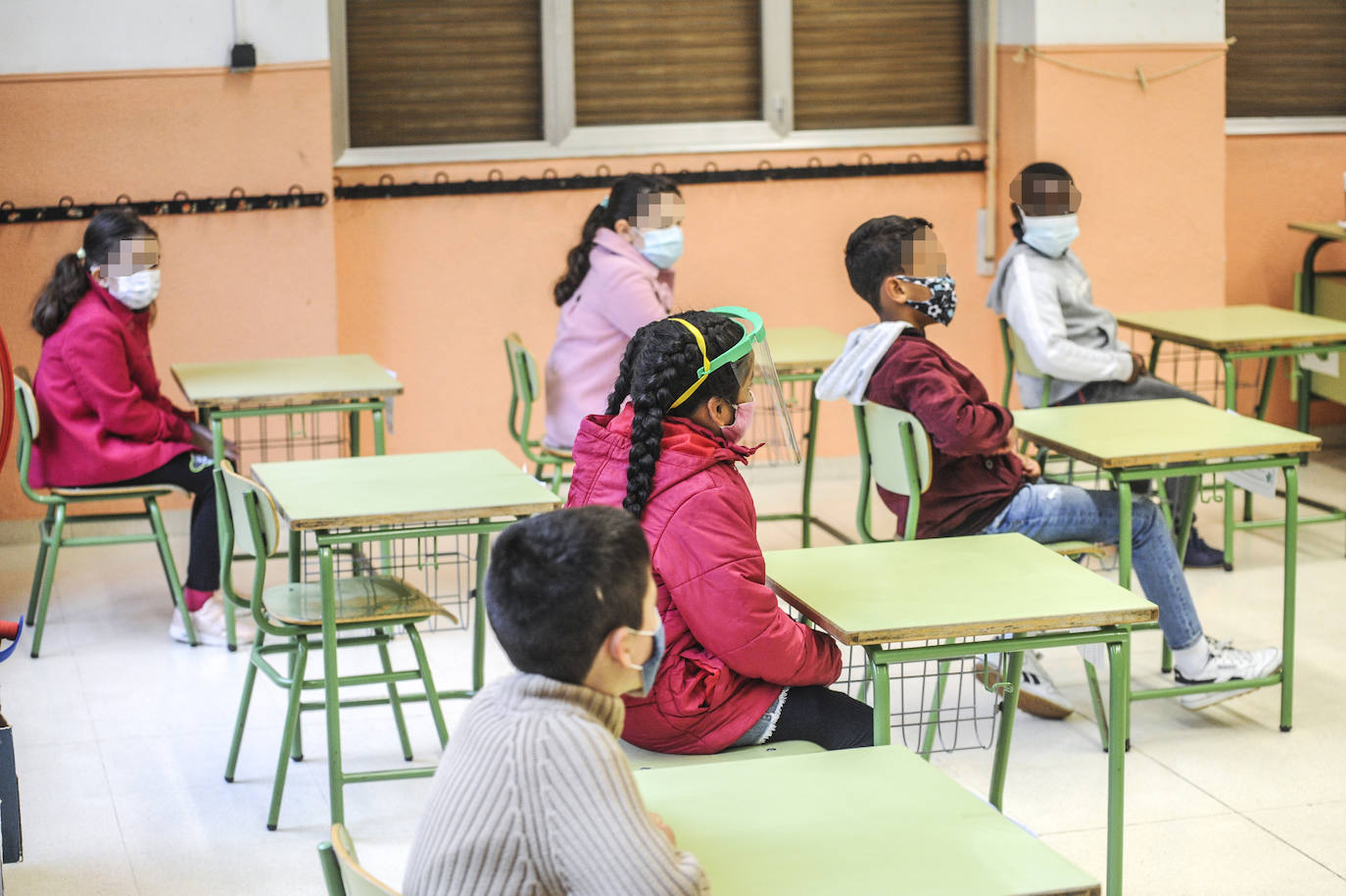 Los pequeños en clase, en el colegio Samaniego, separados y con todas las medidas de protección.
