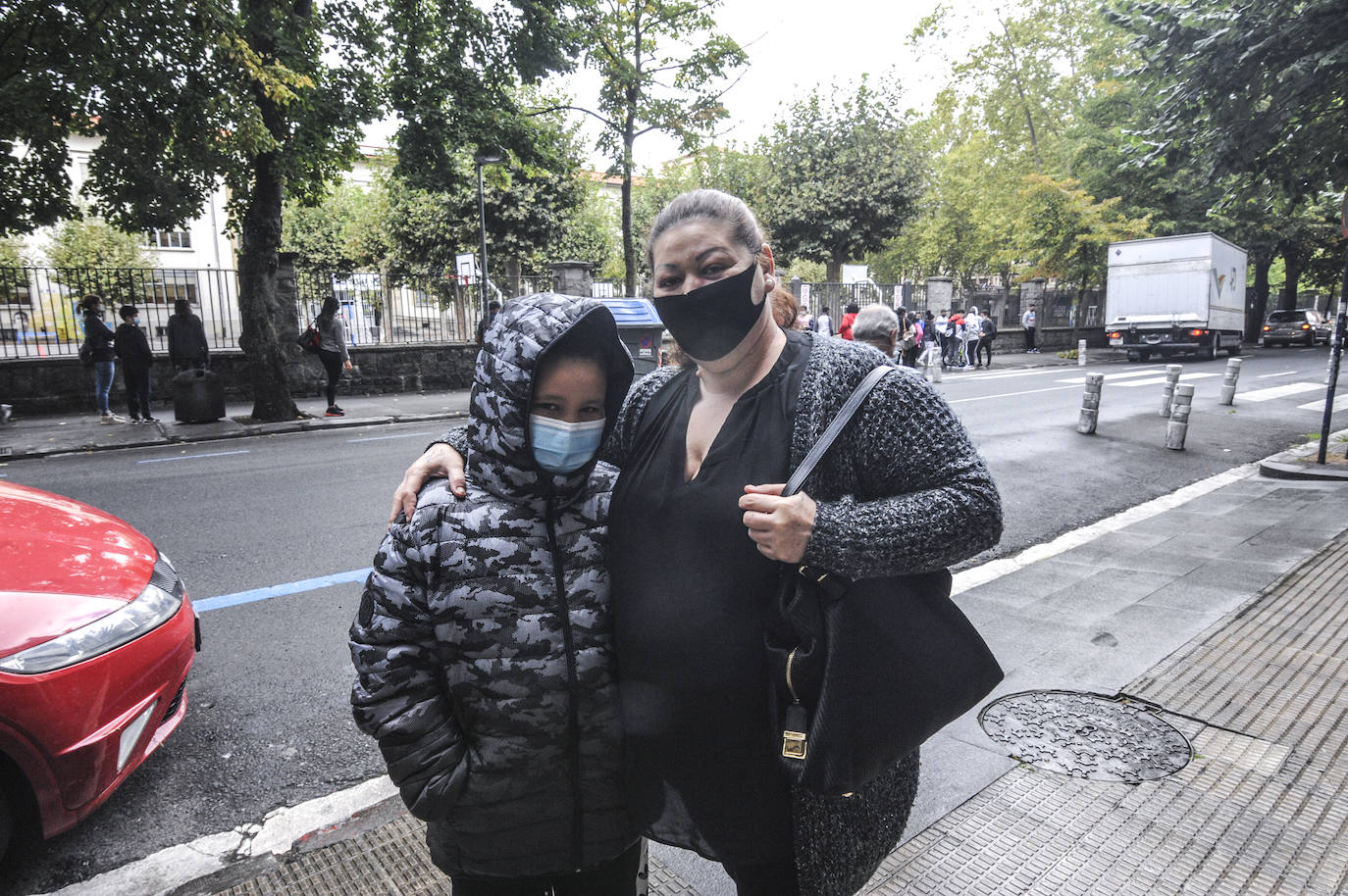 Regreso a clase acompañada por su madre en el colegio Samaniego.