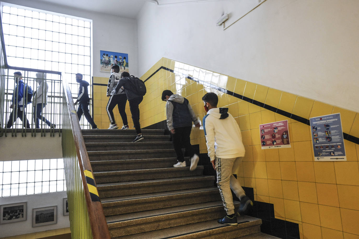 Los niños han accedido a clase en el colegio Samaniego en fila y siguiendo las indicaciones.