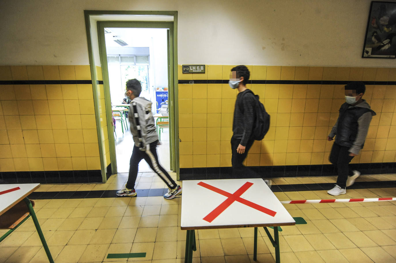 Los niños han accedido a clase en el colegio Samaniego en fila y siguiendo las indicaciones.