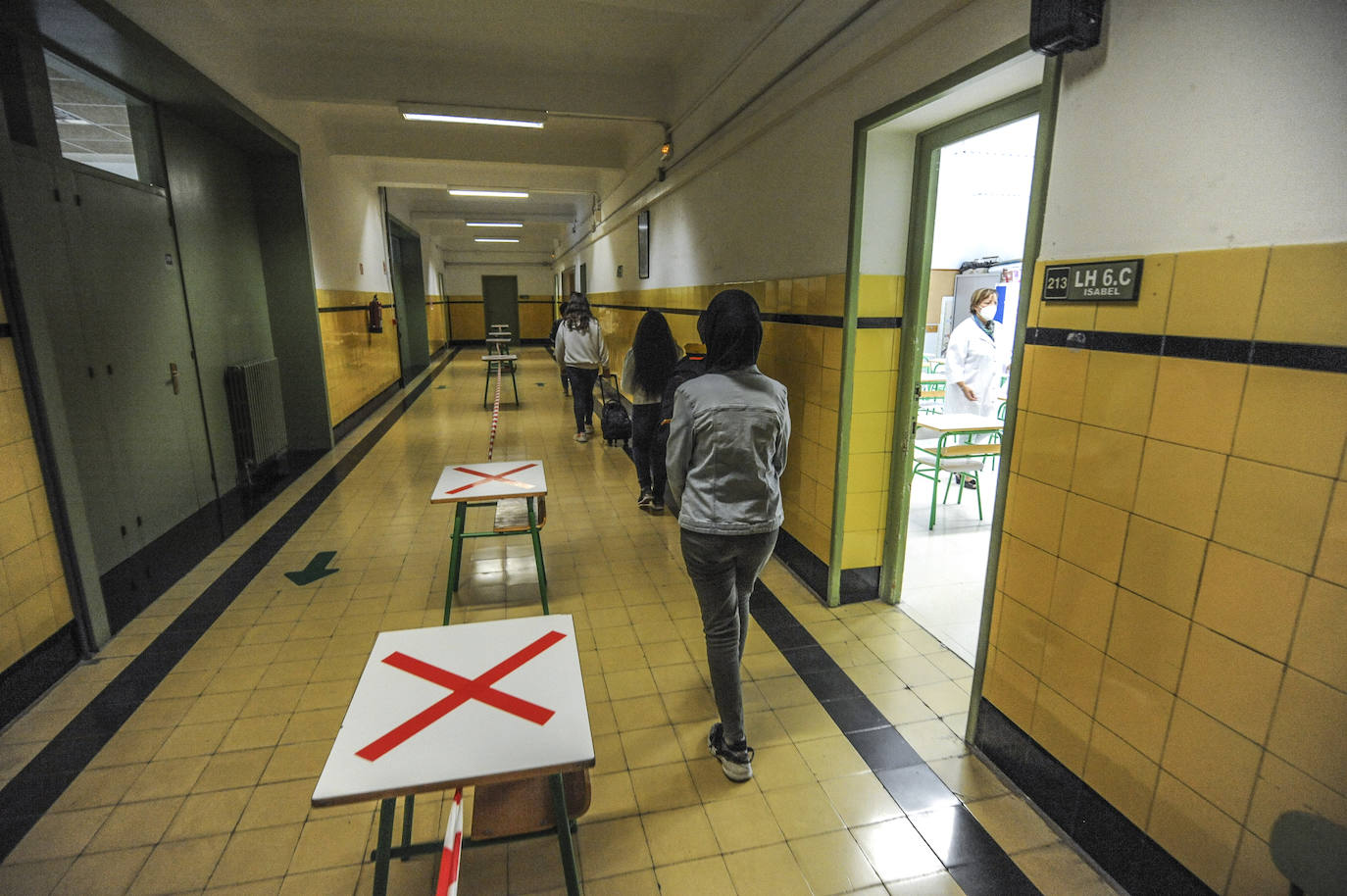 Los niños han accedido a clase en el colegio Samaniego en fila y siguiendo las indicaciones.