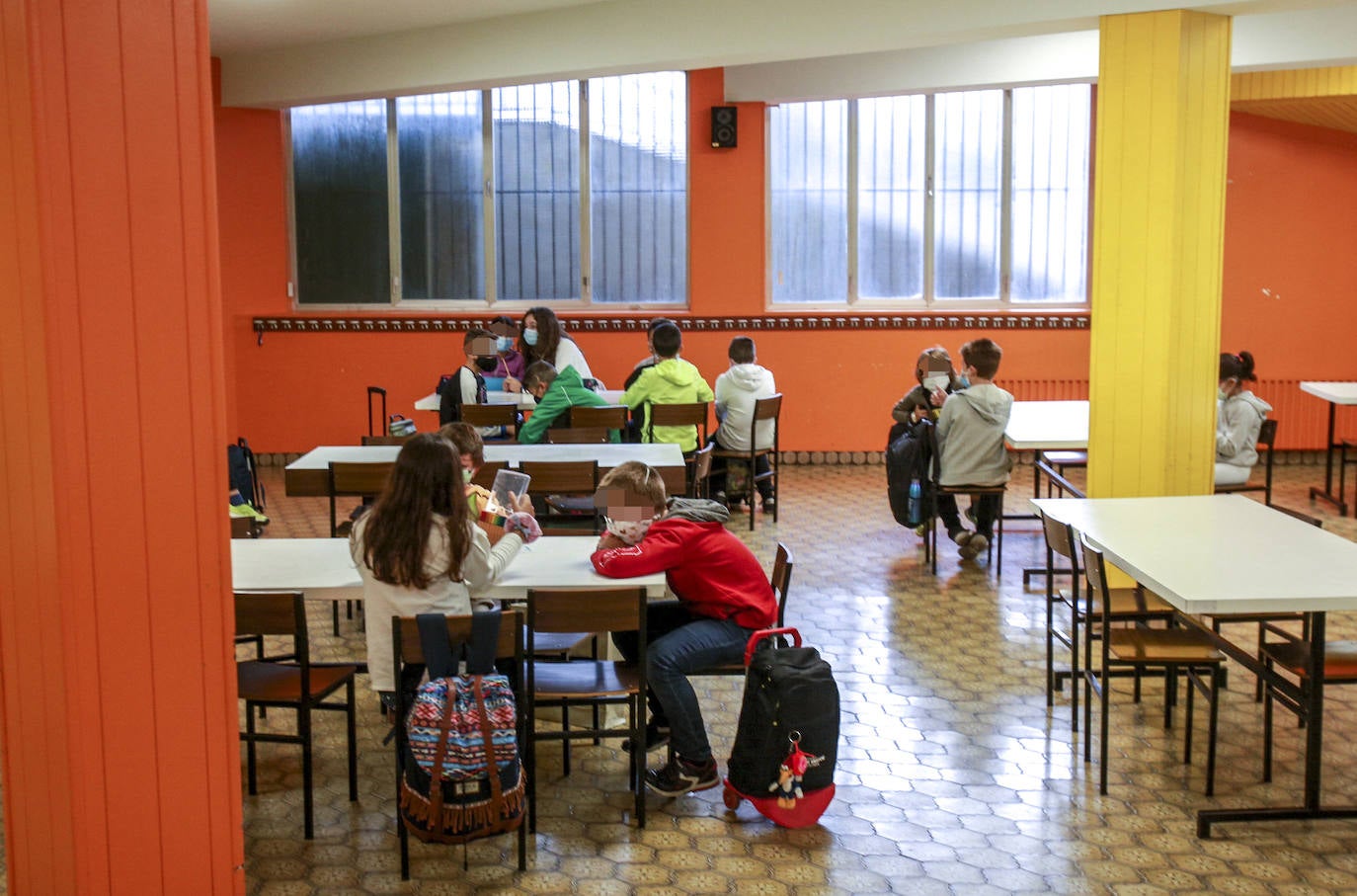 Alumnos, guardando las distancias en clase, en el colegio San Viator.