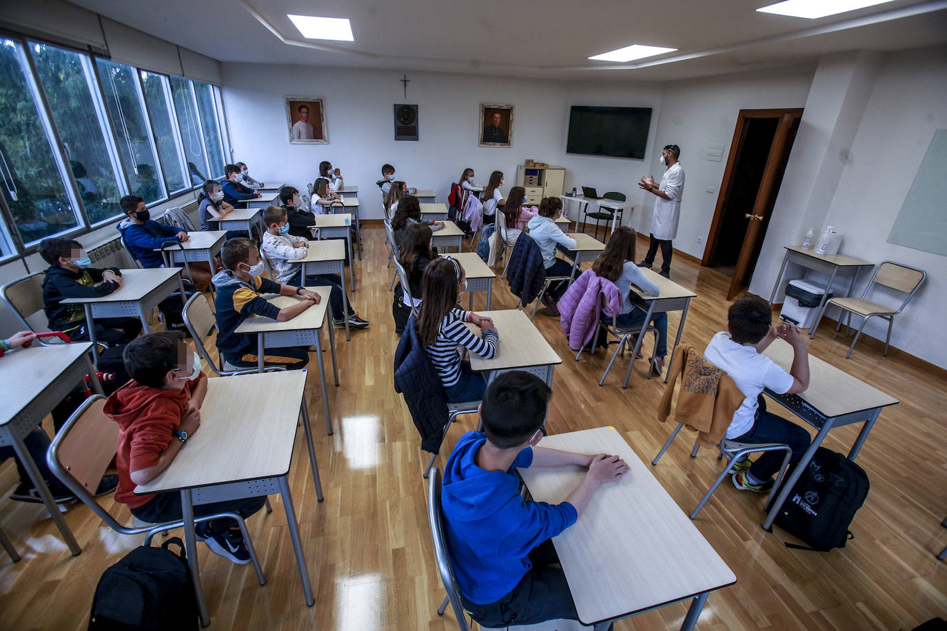 Alumnos en clase, en mesas separadas, en el colegio San Viator.