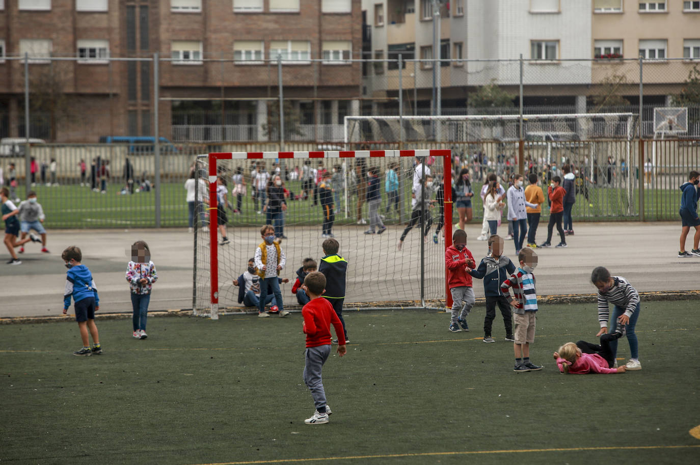 Alumnos en el patio en el colegio san Viator.