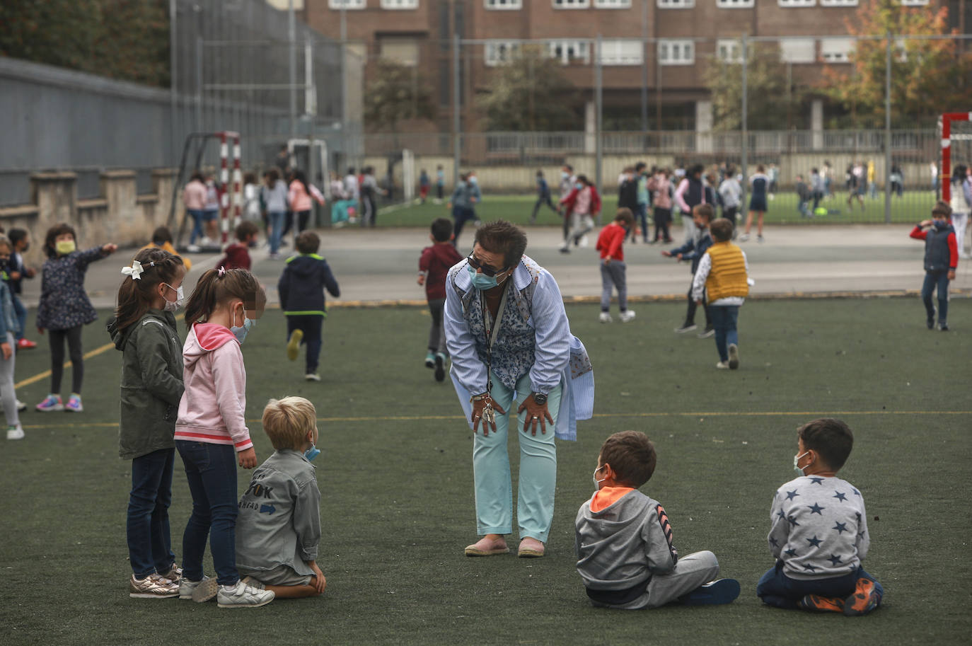 Alumnos en el patio en el colegio san Viator.