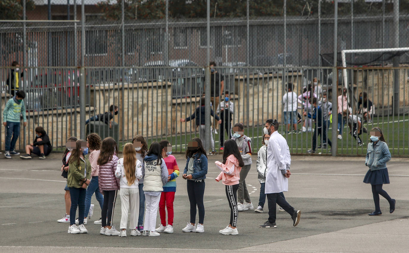 Alumnos en el patio en el colegio san Viator.