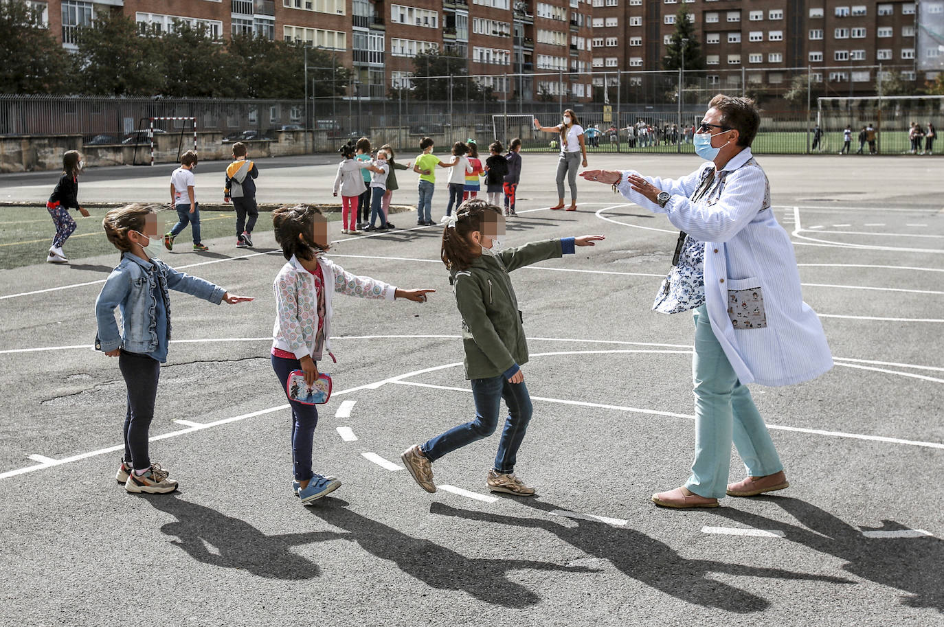 Alumnos del colegio San Viator guardan la distancia en la fila.