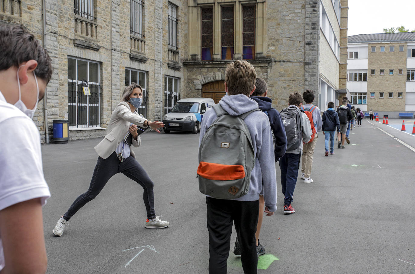 Los alumnos acceden al colegio de la Vera Cruz en fila y siguiendo las instrucciones de sus profesores.