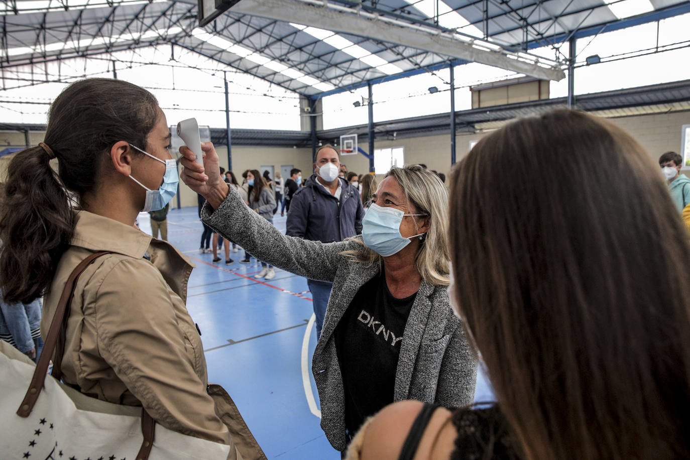 Los alumnos se someten a un control de temperatura para acceder al colegio Vera Cruz.