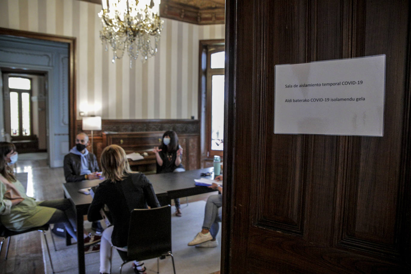 Reunión de profesores en el colegio Vera Cruz, donde han habilitado una sala de aislamiento temporal.