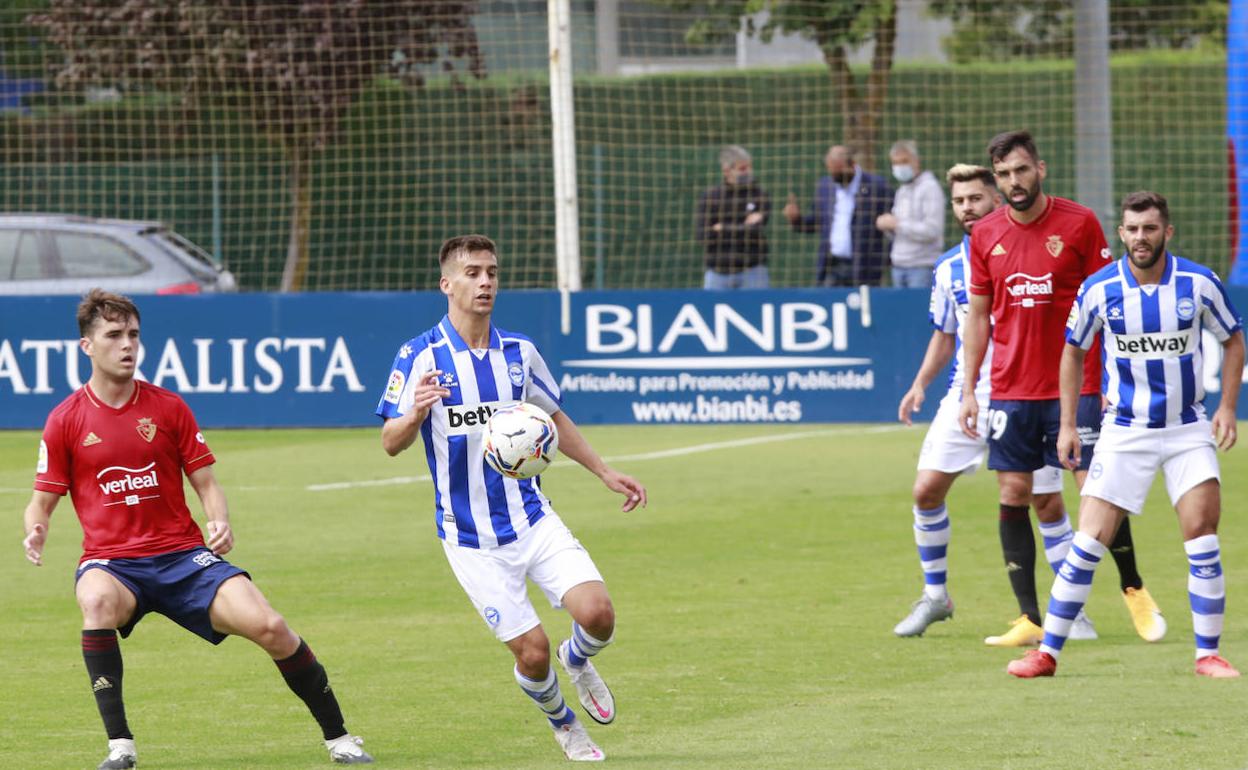 Pere Pons busca el balón ante Osasuna. 