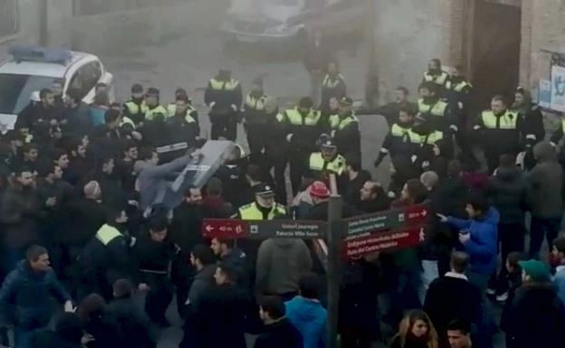 Enfrentamiento entre jóvenes del Gaztetxe y una treintena de agentes de la Policía Local de Vitoria. 